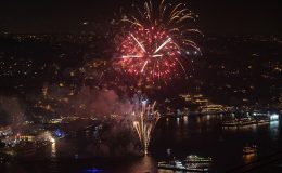 Türkiye yeni yıla coşkuyla girdi! İşte il il kutlamalardan kareler