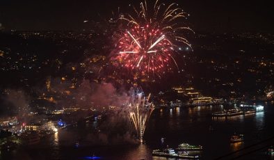 Türkiye yeni yıla coşkuyla girdi! İşte il il kutlamalardan kareler