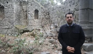 Antik Kentte Define Avcıları Zarar Veriyor