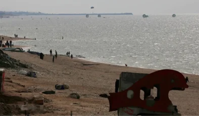 Ürdün’ün Gazze’ye indirdiği yardımlar denize düştü, Filistinliler sahillere akın etti