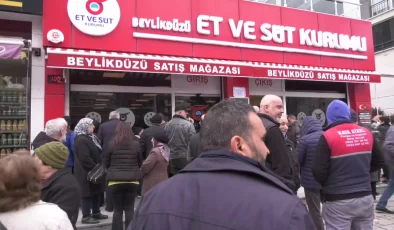 İstanbul Beylikdüzü’nde Ucuz Et İçin Uzun Kuyruklar Oluşuyor
