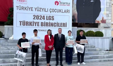 İstanbul Valisi, LGS’de 500 Tam Puan Alan Öğrencileri Ağırladı
