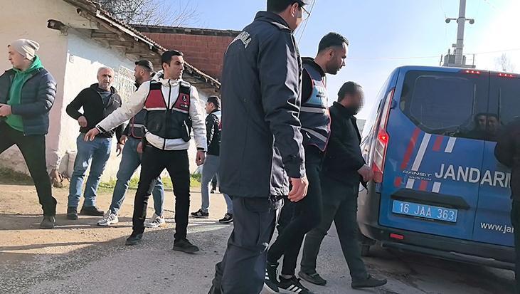 2 çocuğunun olduğu evde boğazına bıçak dayadı! 24 saat sonra teslim oldu