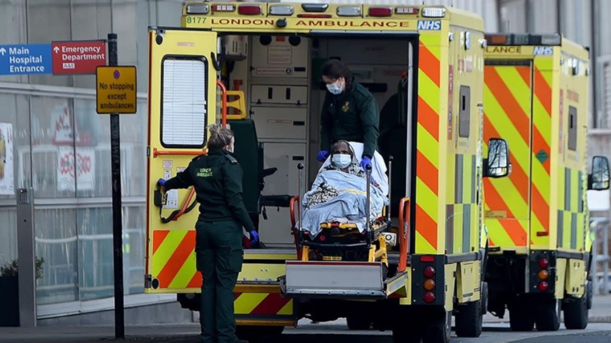 İngiltere’de tedavi için sedyede bekleyen hastaların sayısında artış