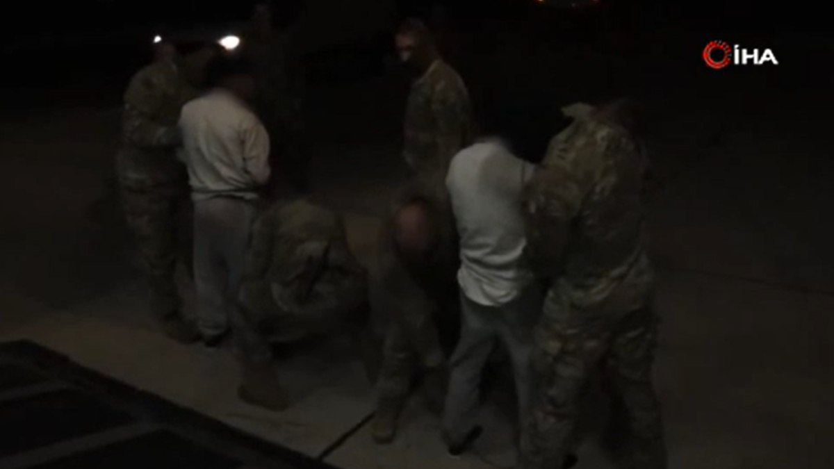 ABD’ye kaçak giren suçlu göçmenlerin Guantanamo’ya götürüldüğü anlar