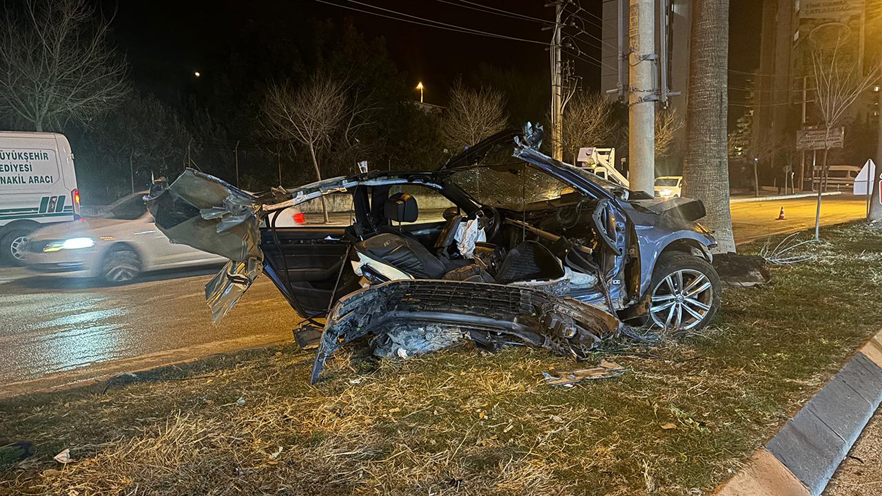 Ağaca çarpan otomobil ikiye bölündü, sürücü yaralı kurtuldu