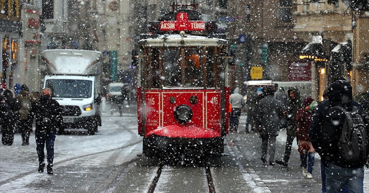 İstanbul’da kar şehri terk ediyor, okullar tatil değil