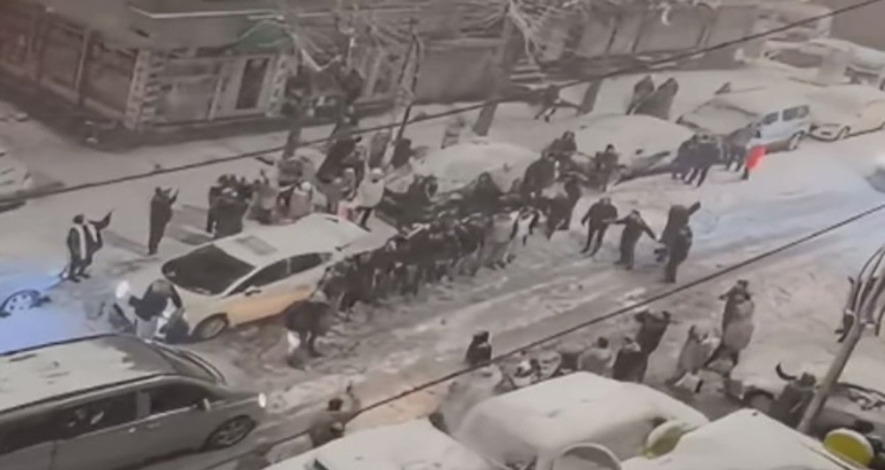 Kar topu oynayıp halay çekerken bir anda kavgaya tutuştular