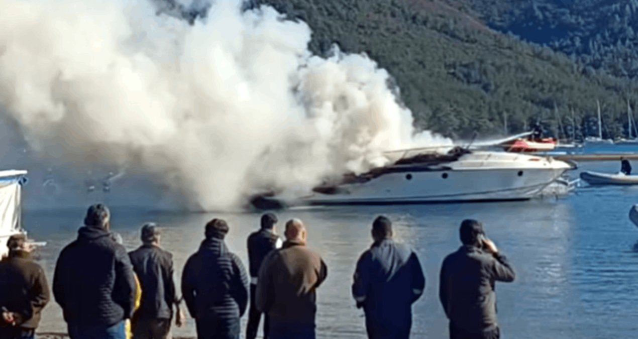 Marmaris’te 15 metrelik motor yat yandı