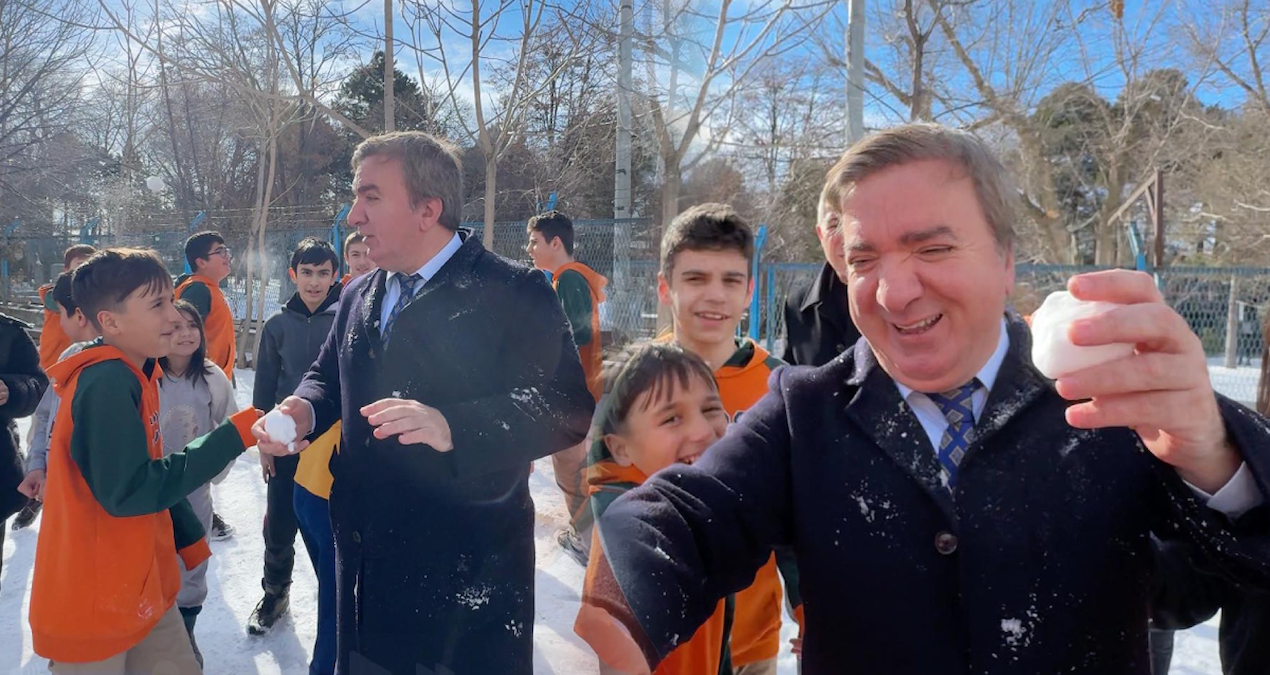 Öğrenciler, kar tatili izni vermeyen valiyi kartopuna tuttu